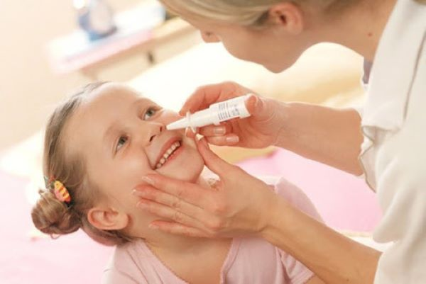 Cần lưu ý khi sử dụng xịt thông mũi với trẻ em bị viêm mũi kéo dài.png